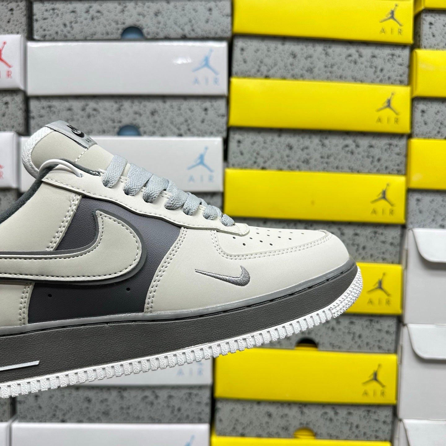 Nike Air Force 1 '07 LV8 | Beige and Dark Gray